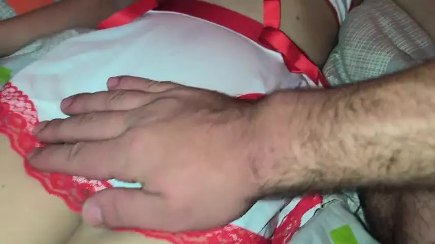 Pielęgniarka dziewica odsłania ciasną cipkę