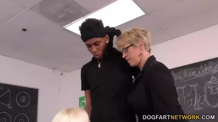 Alura Jenson i Dee Williams: Trójkąt sąsiadek z doggy i wielkimi cyckami