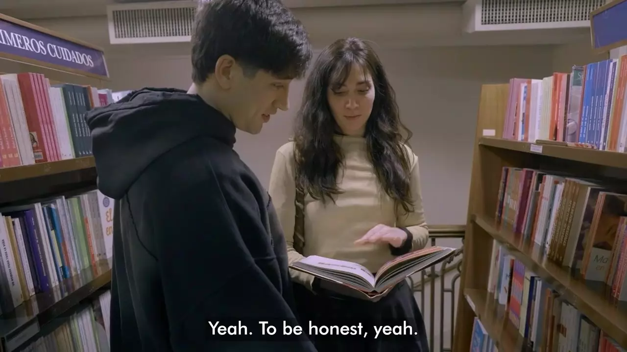 Kate England spotyka go w bibliotece i rżnie w hotelu