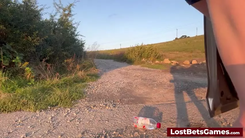 Ochlapanym lodem za strip bottle flips z Evelyn Lin